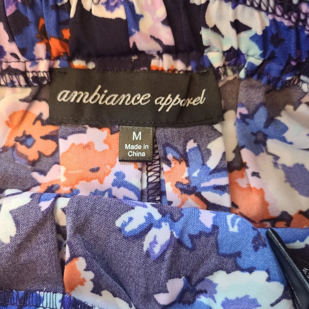 🌟 4/$20 Ambiance Apparel Floral Miniskirt in Medium NWOT - Picture 2 of 3